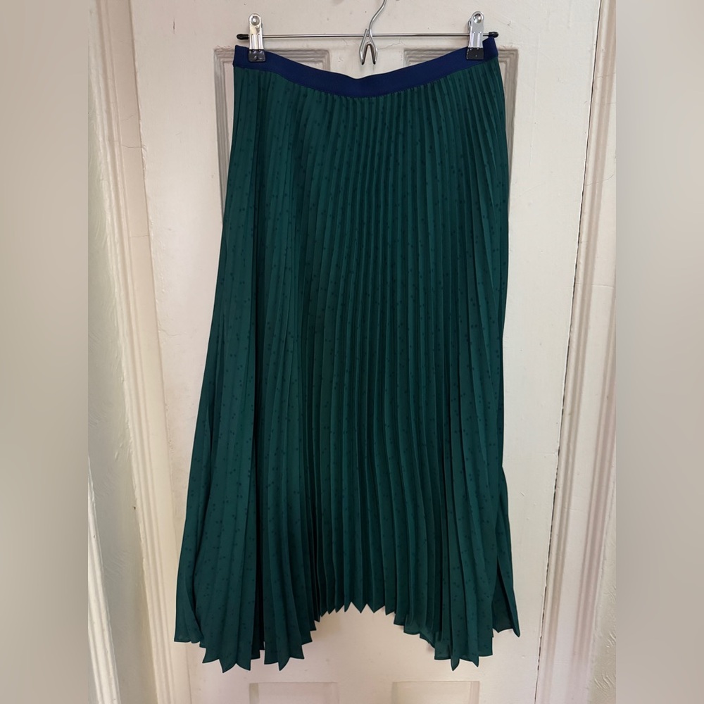 Uniqlo Forest Green Pleated Midi Skirt with Navy Waistband